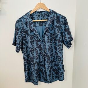 Royal Robbins Women’s Size Large Short Sleeve Button Up Blue Print